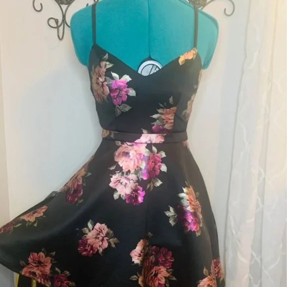 Women's Floral & Lace Cocktail Mini Dress - Picture 1 of 2